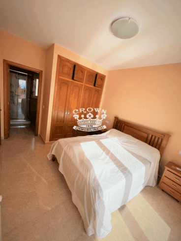 Dormitorio cama doble y armario empotrado