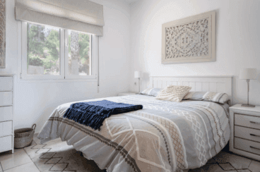 Dormitorio con cama doble
