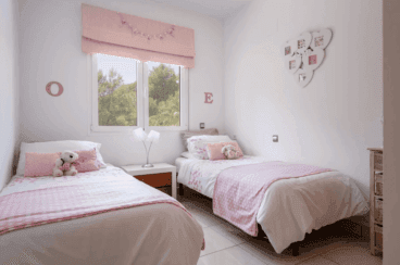 Dormitorio con dos camas individuales