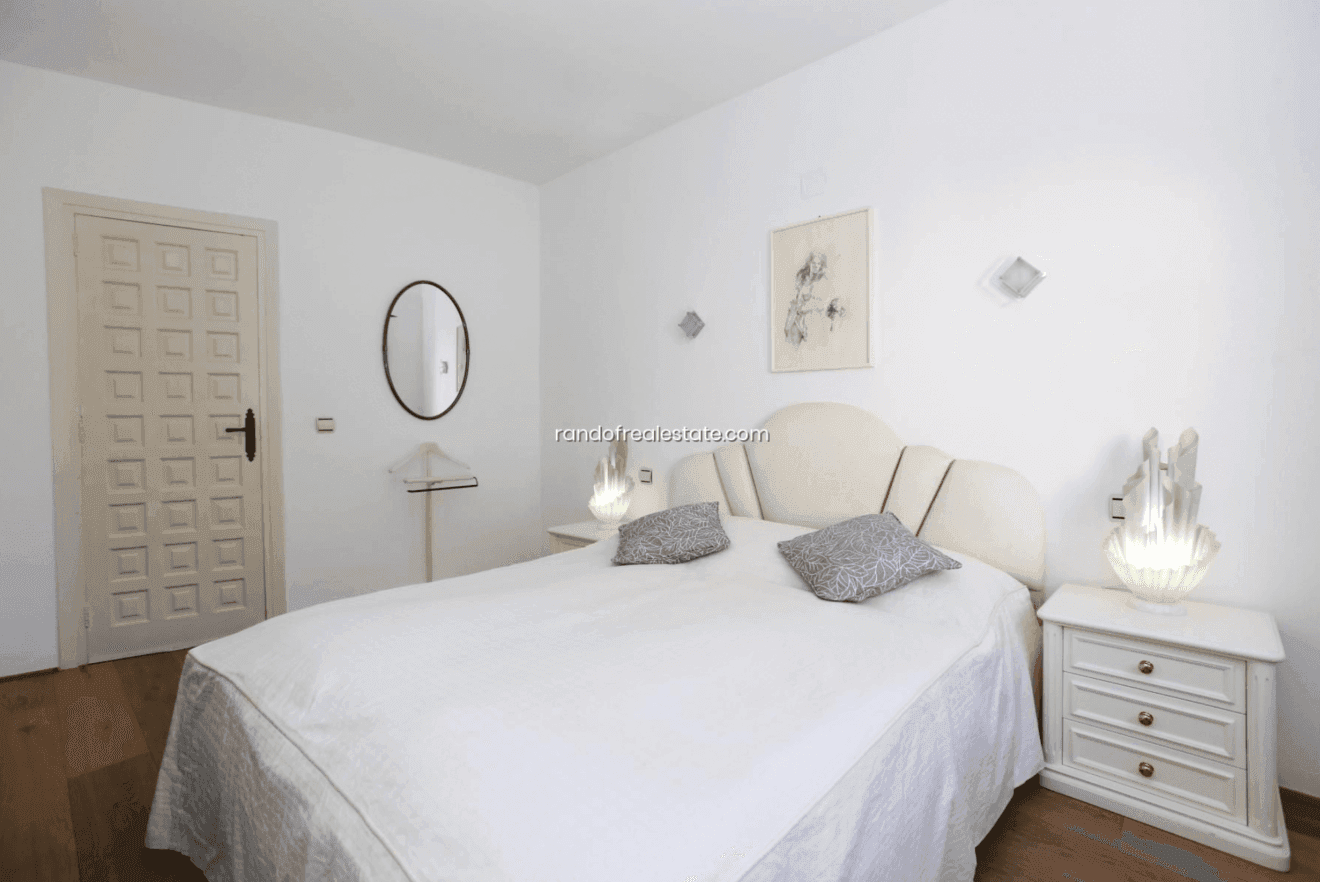 Dormitorio doble con armarios empotrados