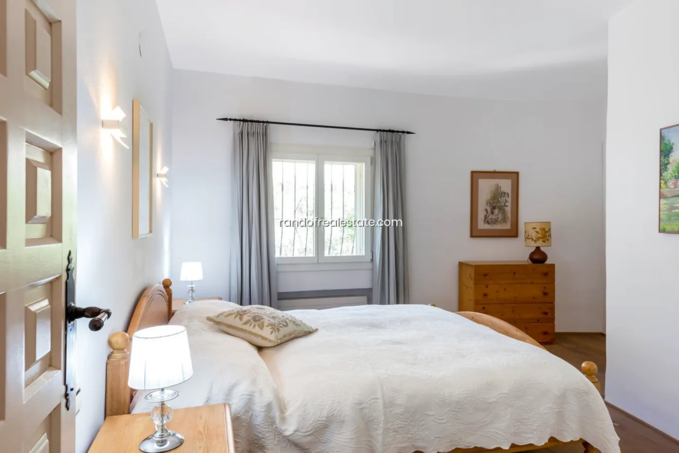 Dormitorio doble con ventana muy luminoso