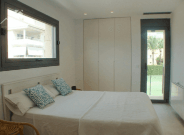 Dormitorio doble muy luminoso con armarios empotrados