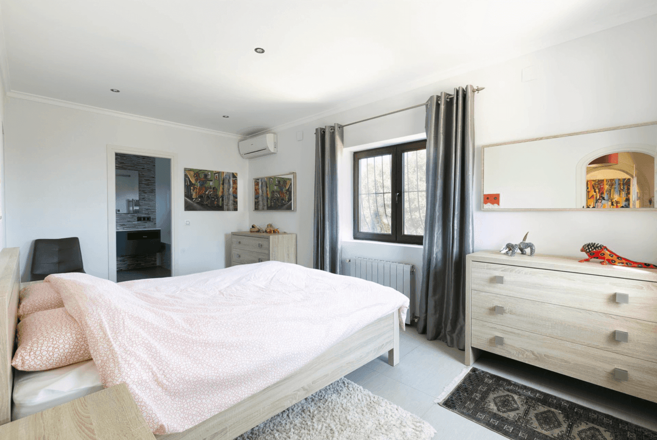 Dormitorio en suite con cama grande