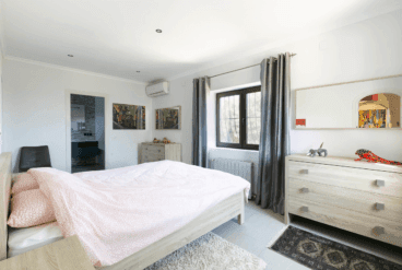 Dormitorio en suite con cama grande