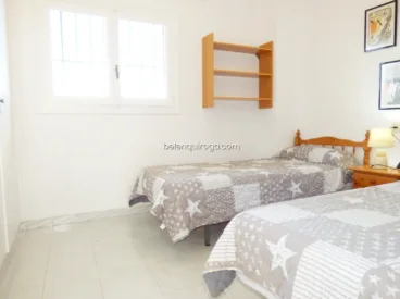 Dormitorio infantil con dos camas muy luminoso