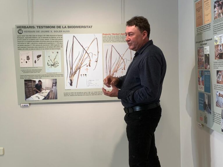 El botánico Jaume Soler explica uno de los paneles de la exposición