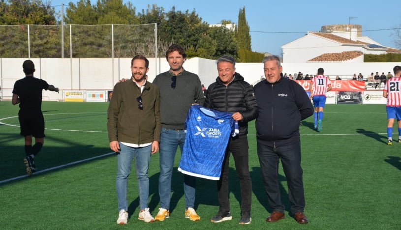 Equipación azul en agradecimiento al Ayuntamiento-Xàbia Esports