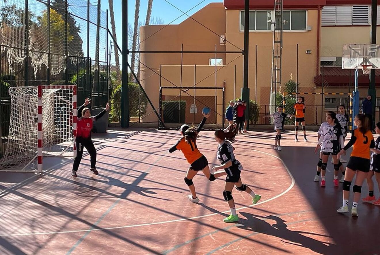 Equipo femenino infantil del Club de Handbol de Xàbia ante el Hispanitas Petrer