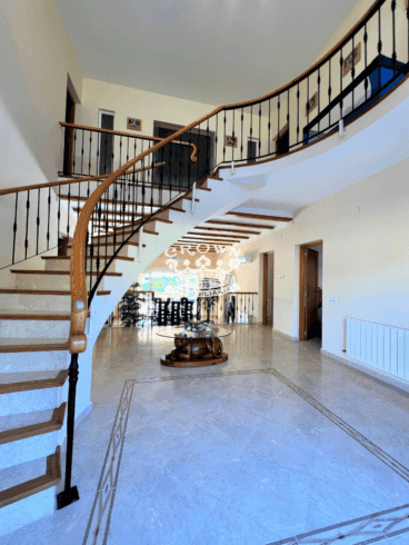 Escaleras que conduce al primer piso