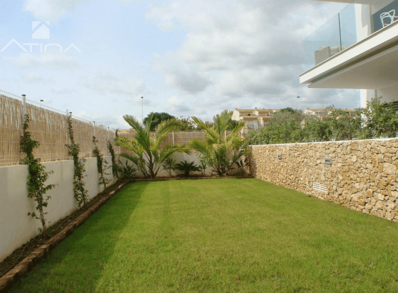 Espacio con jardín