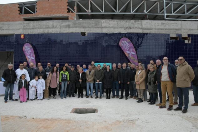 Imagen: Familia deportiva de Xàbia junto a concejales del Ayuntamiento de Xàbia