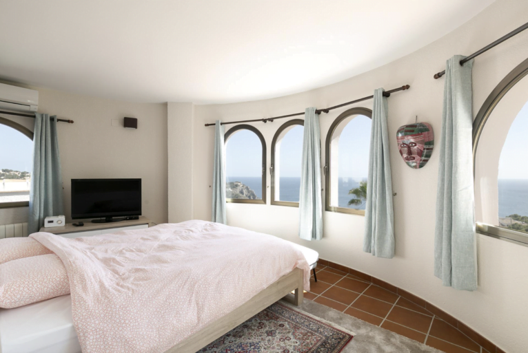 Gran dormitorio con vistas al mar
