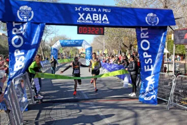 Entrada a meta de Mark Tanner y Moha Rida