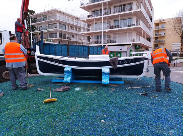 Instalación de la barca 'Joaquín' a la entrada del Arenal