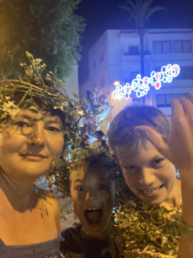 Imagen: Kateryna junto a sus hijos en las fiestas de San Juan 2022