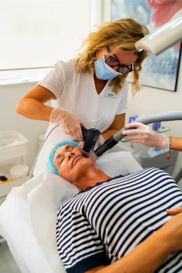 Imagen: Laura Castelblanque aplica el tratamiento de Morpheus 8