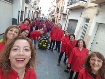 Miembros de la Comisión de Sant Sebastià participando en una ofrenda de flores