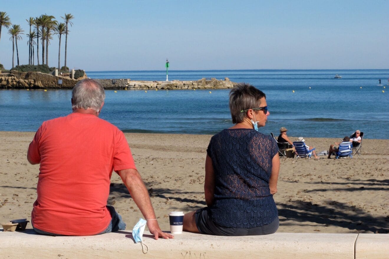 Pareja de turistas en la Playa del Arenal