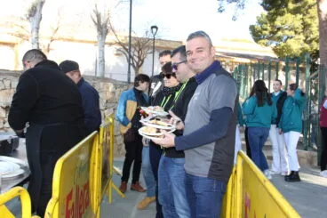 Peña recogiendo el almuerzo en el Dia de Penyes