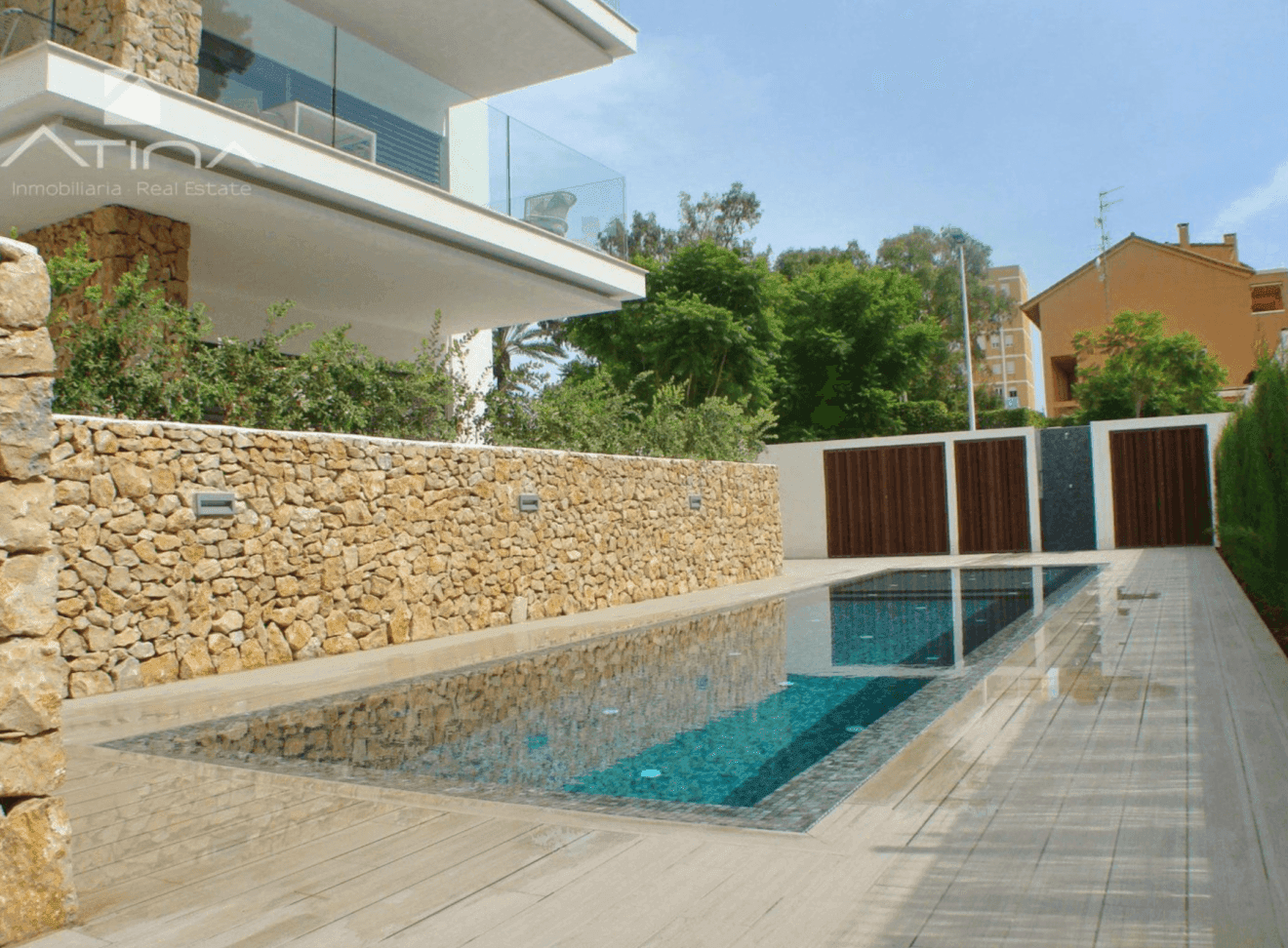 Piscina comunitaria del apartamento de Atina