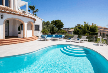 Piscina con escalones para fácil acceso