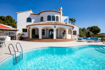 Piscina junto a la modernizada villa