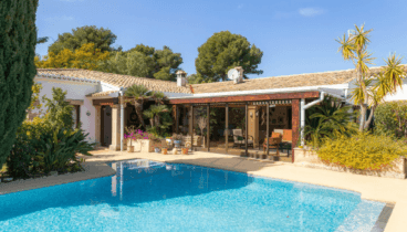 Piscina privada conecta con terraza cubierta