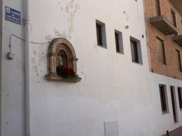 Placa y hornacina de la calle Sant Sebastià de Xàbia