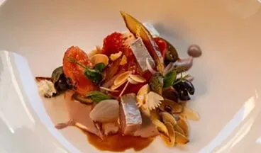 Plato de tomates semiasados de Sonia Box de La Perla de Jávea