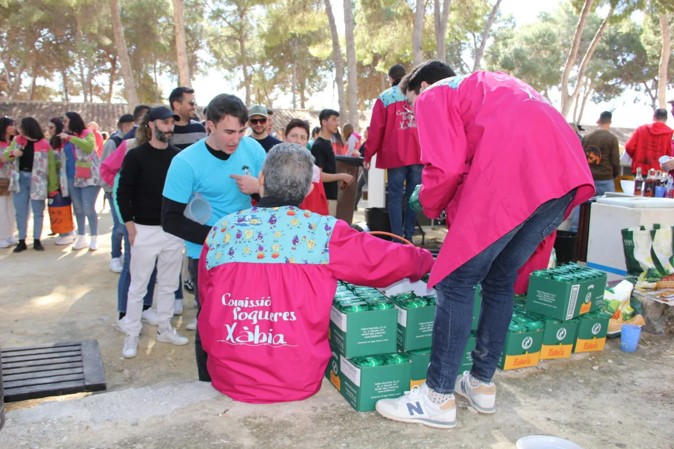 Reparto de arroz en el Dia de Penyes Xàbia 2023 (3)
