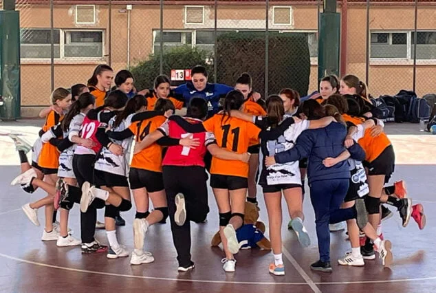 Imagen: Reunión del equipo femenino infantil del Club de Handbol de Xàbia