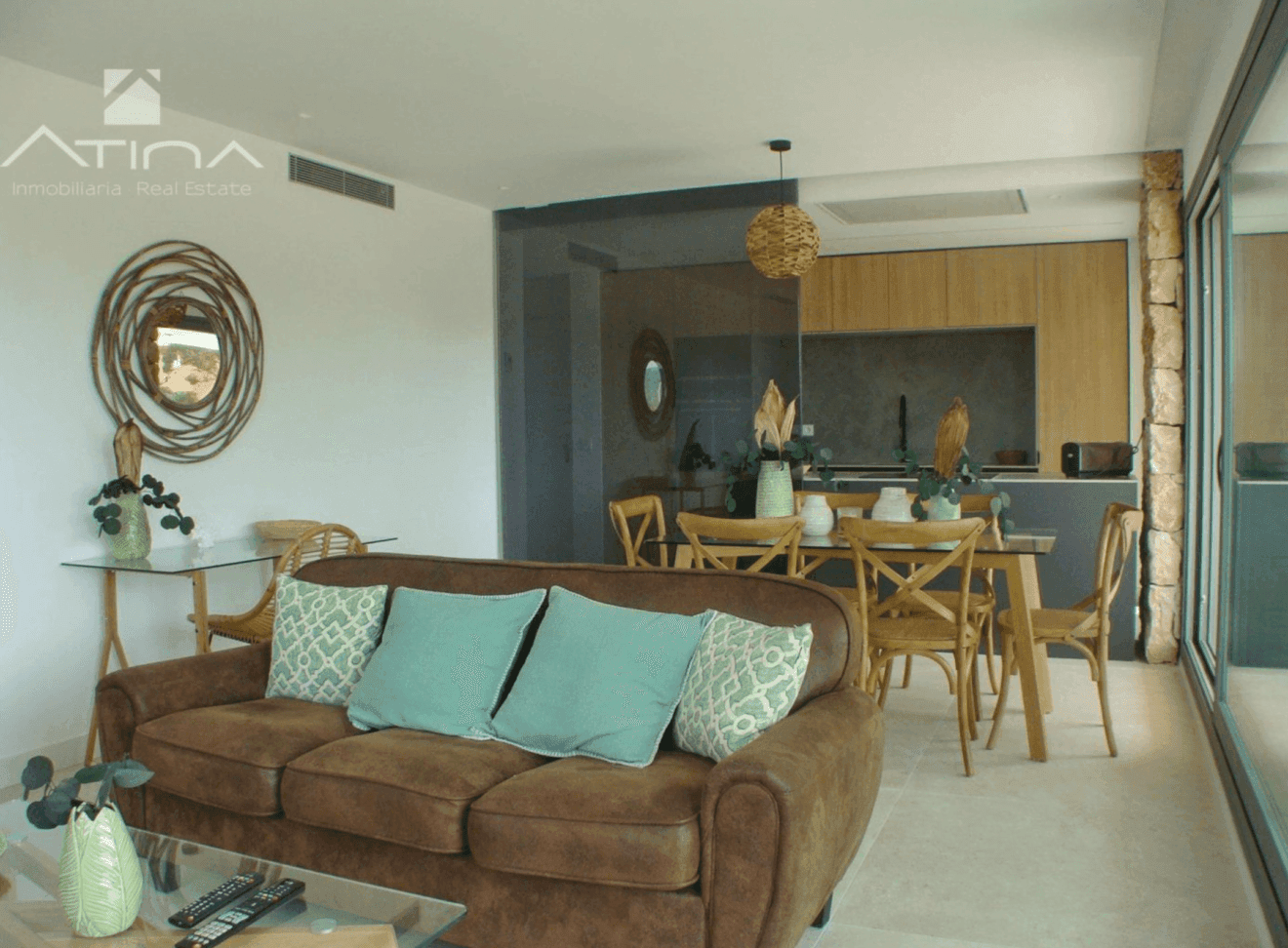 Salón-comedor abierto a cocina