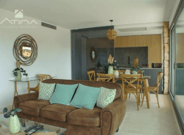 Salón-comedor abierto a cocina