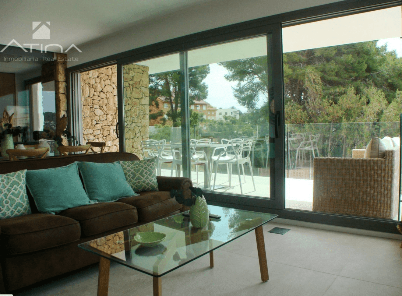 Salón-comedor abierto que da a la terraza