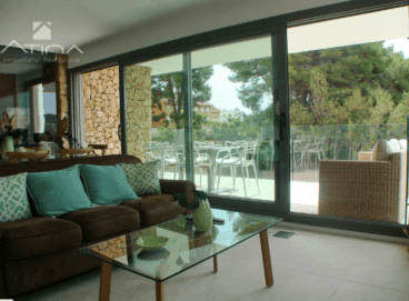 Salón-comedor abierto que da a la terraza