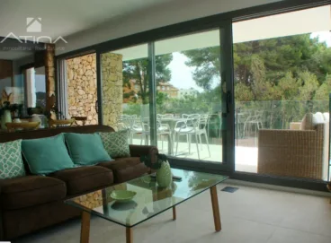 Salón-comedor abierto que da a la terraza