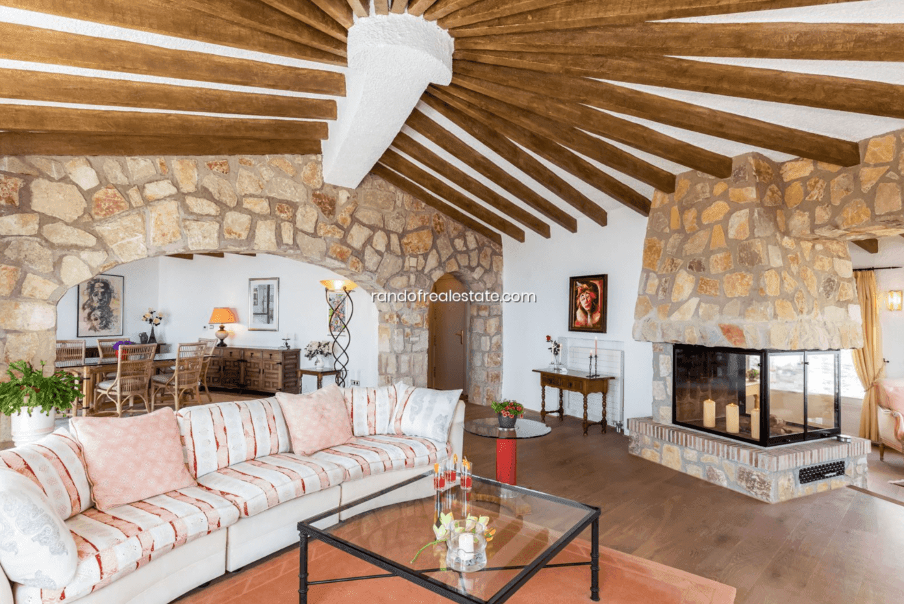 Salón comedor junto a la chimenea