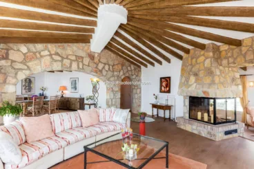 Salón comedor junto a la chimenea