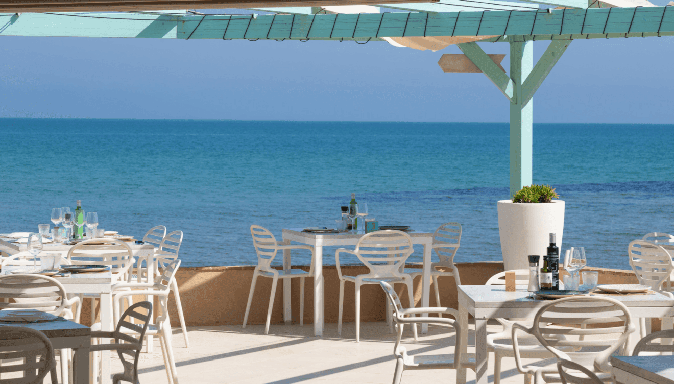 Terraza con vistas al mar en Restaurant Noguera