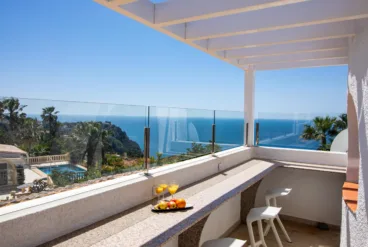 Terraza cubierta con sitio para desayunar