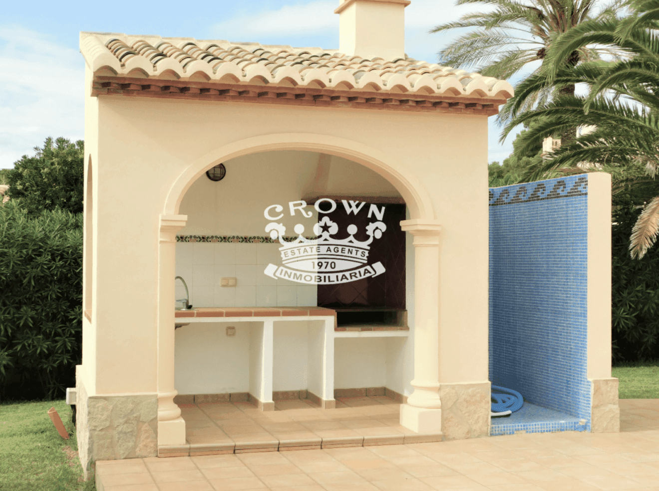 Zona de ducha y barbacoa