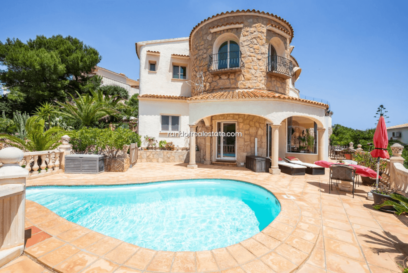 Zona de piscina espaciosa para tomar el sol