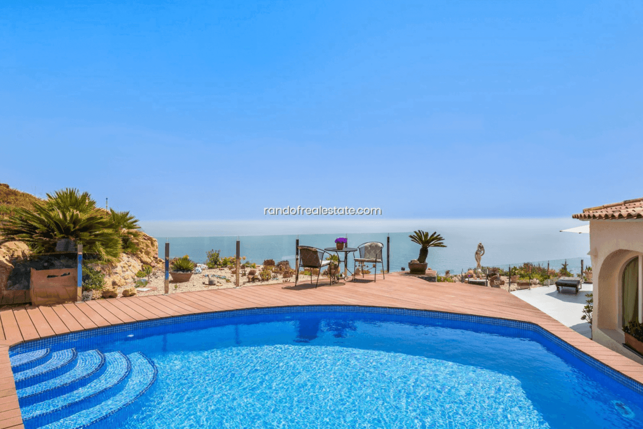 Zona de terraza con vistas al mar junto a la piscina