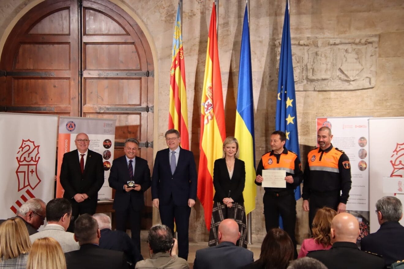 Acto de entrega del distintivo al mérito a Protección Civil Xàbia