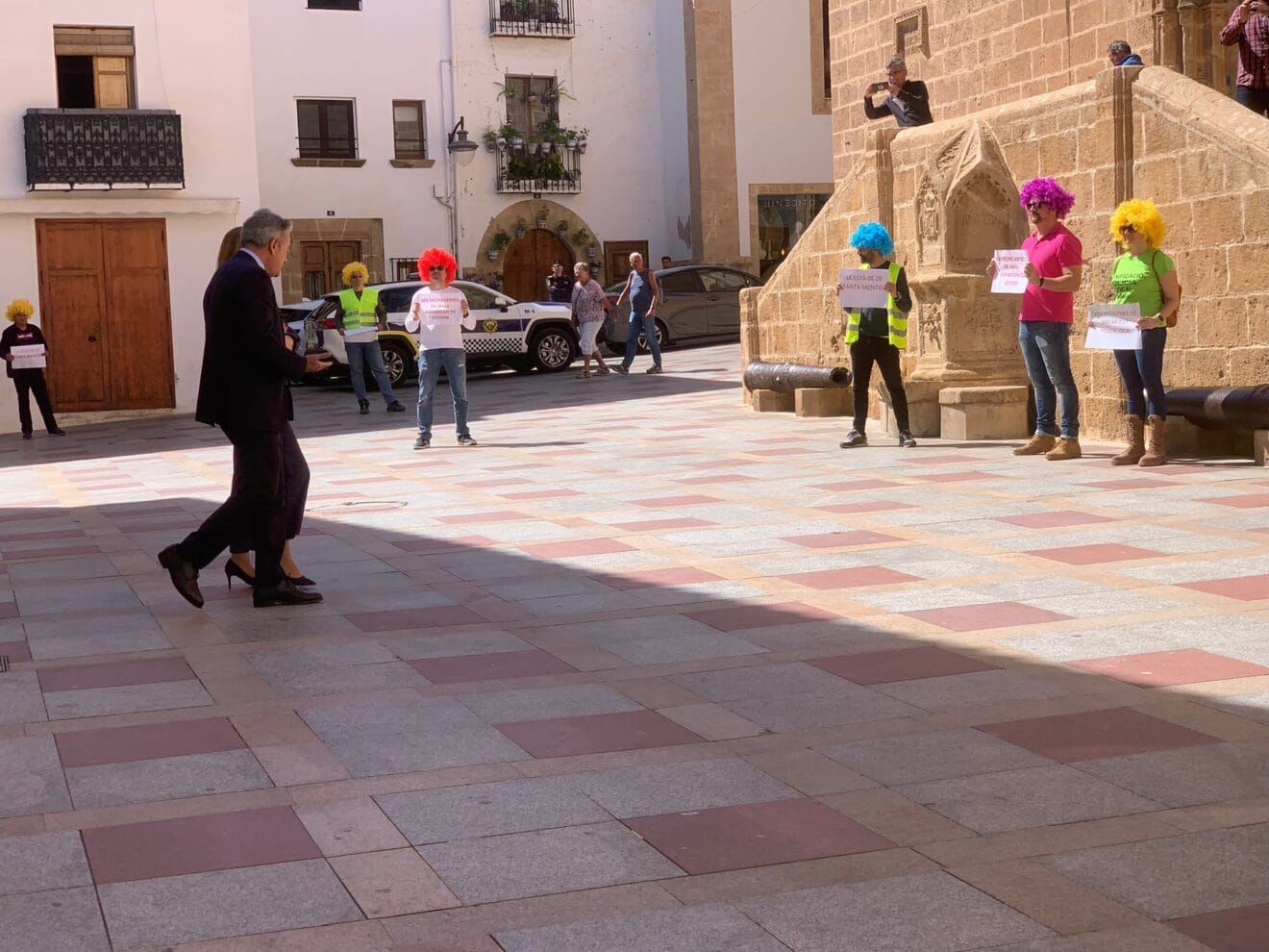 Agentes de la Policía Local de Xàbia aprovechan la visita de la delegada del Gobierno para protestar