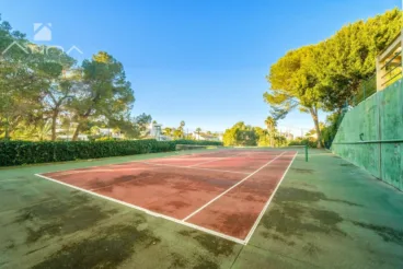 Amplias pistas de tenis del hotel Ritual de Terra