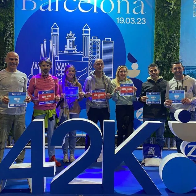 Imagen: Atletas del CE Llebeig de Xàbia en la Maratón de Barcelona