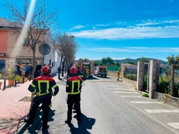 Autoridades durante las labores de extinción – Protecció Civil Xàbia