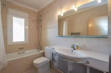 Bañera, inodoro y lavabo