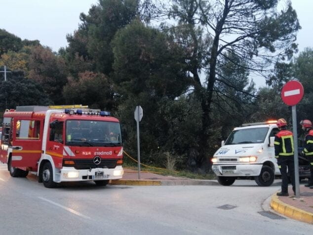Imagen: Bomberos en la zona del incendio | Foto M.J.Ferrer